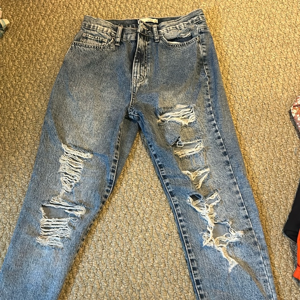 so brand mom jean size 7/28 but fits like a size 4
